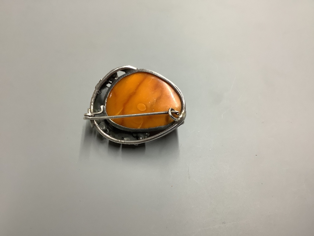 A 925 mounted amber pendant, 39 mm, gross weight 14 g.